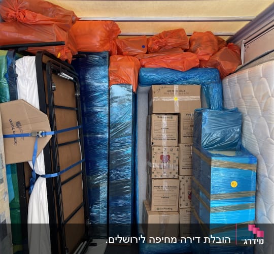 ארגזים וציוד עטוף במכונית הובלה
